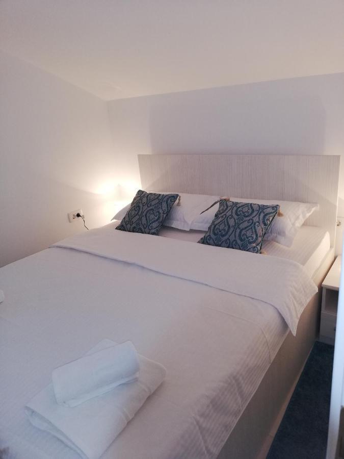 Apartmani Stefanija Tivat Exteriör bild